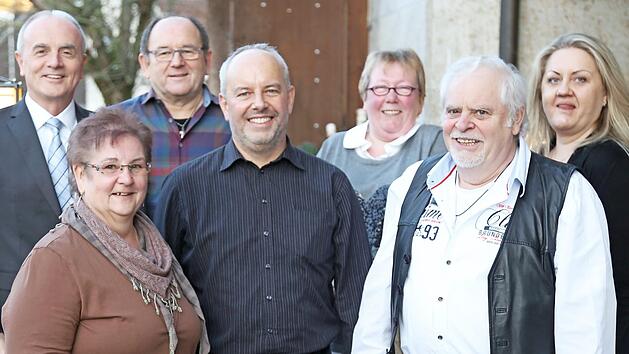 Der neue Vorstand (vorne von links): Zweite Vorsitzende Roswitha R&ouml;hrer, Vorsitzender Heinz M&uuml;ller, der ehemalige Vorsitzende Friedrich Herlitz sowie (hinten von links) B&uuml;rgermeister Markus Gr&uuml;ner, Anton Hammer, Elke Heinze und Raphaela Heer Foto: Franz Galster