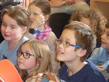 Gespannt verfolgten die Kinder die Geschichte um die kleine Hexe und ihrem Abenteuer.  Foto: Verena Schwerteck