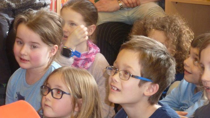 Gespannt verfolgten die Kinder die Geschichte um die kleine Hexe und ihrem Abenteuer.  Foto: Verena Schwerteck