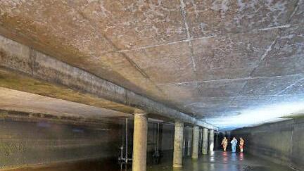 Das Regenüberlaufbecken unter dem Bamberger Margaretendamm wirkt wie eine Halle. Links fließt das Schmutzwasser.