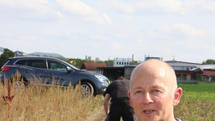 Der 49-jährige Thomas Rödl aus Mainsondheim packt in der SoLaWi Kitzingen gern mit an.