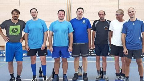 Am Tag der offenen T&uuml;r beim RVC Steinwiesen trugen ehemalige und aktive Radballer einen Wettbewerb aus. Sieger wurde Tommy Jonak (Zweiter von rechts); von links die N&auml;chstplatzierten Michael Schmittdorsch, Andreas M&uuml;ller, Christian Kremer, Christian Beiergr&ouml;&szlig;lein, Marco Brehm und Andreas Klinger. Foto: Hans Franz