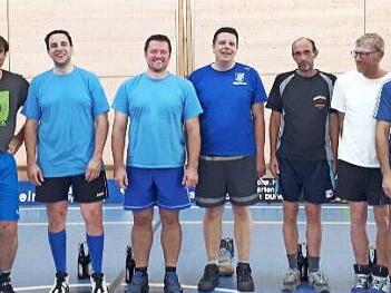 Am Tag der offenen T&uuml;r beim RVC Steinwiesen trugen ehemalige und aktive Radballer einen Wettbewerb aus. Sieger wurde Tommy Jonak (Zweiter von rechts); von links die N&auml;chstplatzierten Michael Schmittdorsch, Andreas M&uuml;ller, Christian Kremer, Christian Beiergr&ouml;&szlig;lein, Marco Brehm und Andreas Klinger. Foto: Hans Franz