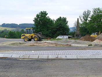 Noch fristet sie ein trauriges Dasein zwischen Baumaschinen und -material. Doch bald soll die "Pyramide" nach Restaurierung die Betrachter in Richtung Meschenbach, zwischen der Kreisstraße CO 12 und dem Rad- und Fußweg, erfreuen. Foto: Norbert Karbach