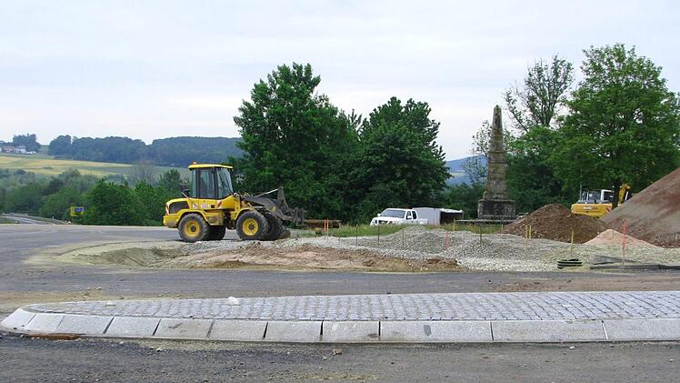 Noch fristet sie ein trauriges Dasein zwischen Baumaschinen und -material. Doch bald soll die "Pyramide" nach Restaurierung die Betrachter in Richtung Meschenbach, zwischen der Kreisstraße CO 12 und dem Rad- und Fußweg, erfreuen. Foto: Norbert Karbach