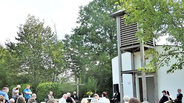 Eindrucksvoll gestaltet wurde der Kirchweihfestgottesdienst an der Grenz- und Friedenskapelle zwischen Burggrub und Neuhaus-Schierschnitz.  Fotos: Gerd Fleischmann
