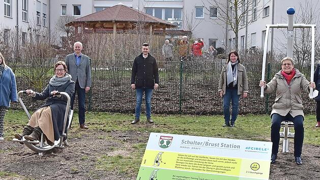 In der &ouml;ffentlichen Parkanlage zwischen Dreiberg-Schule und Awo-Seniorenzentrum in Knetzgau entstand ein ansprechender Bewegungsparcours. Sichtlich erfreut &uuml;ber das Projekt zeigten sich (von links) Sandra Hartinger, Annika Kuhbandner, B&uuml;rgermeister Stefan Paulus, Thomas Zettelmeier, Susanne Wolfrum-Horn, Bundestagsabgeordnete Sabine Dittmar und Karin Gadamer.