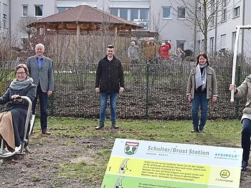 In der öffentlichen Parkanlage zwischen Dreiberg-Schule und Awo-Seniorenzentrum in Knetzgau entstand ein ansprechender Bewegungsparcours. Sichtlich erfreut über das Projekt zeigten sich (von links) Sandra Hartinger, Annika Kuhbandner, Bürgermeister Stefan Paulus, Thomas Zettelmeier, Susanne Wolfrum-Horn, Bundestagsabgeordnete Sabine Dittmar und Karin Gadamer.