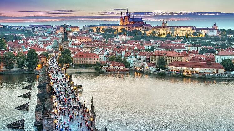 Die Karlsbrücke über die Moldau ist das wohl bekannteste Touristenziel in Prag.