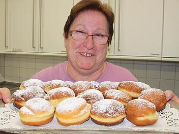 Gudrun Pfister aus Laub ist stolz auf die geglückten Krapfen. Ihnen kann wohl wirklich niemand widerstehen!  Fotos: Sabine Herteux