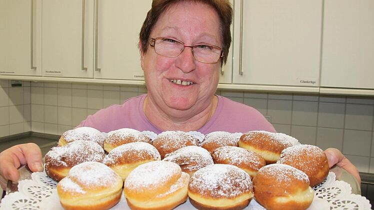 Gudrun Pfister aus Laub ist stolz auf die geglückten Krapfen. Ihnen kann wohl wirklich niemand widerstehen!  Fotos: Sabine Herteux