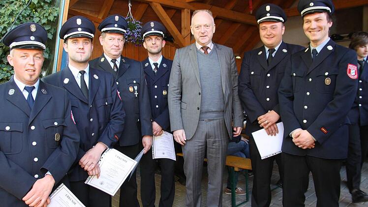 Sie erhielten aus der Hand von Bürgermeister Helmut Blank (Mitte) ihrer Kommandanten-Ernennungsurkunden überreicht.