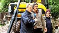 Reporter Albrecht Rauh (links) interviewt den geschädigten Landwirt Robert Neuhäuser und dessen Lebensgefährtin Andrea Zieger. Foto: Geiling