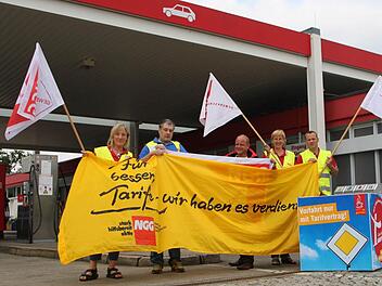 Seit 3 Uhr morgens ging hier gar nichts mehr: Die Mitarbeiter der Tankstelle legten aus Protest ihre Arbeit nieder. Fotos: Ulrike Müller