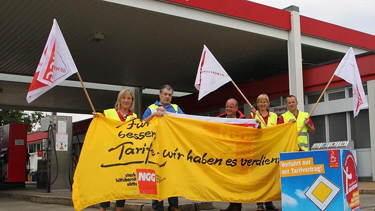 Seit 3 Uhr morgens ging hier gar nichts mehr: Die Mitarbeiter der Tankstelle legten aus Protest ihre Arbeit nieder. Fotos: Ulrike Müller