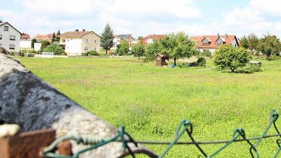 Neben dem Gartenbaubetrieb in der Ümpfigstraße könnte auf dieser Freifläche eine Seniorenwohnanlage entstehen. Foto: B. Borst