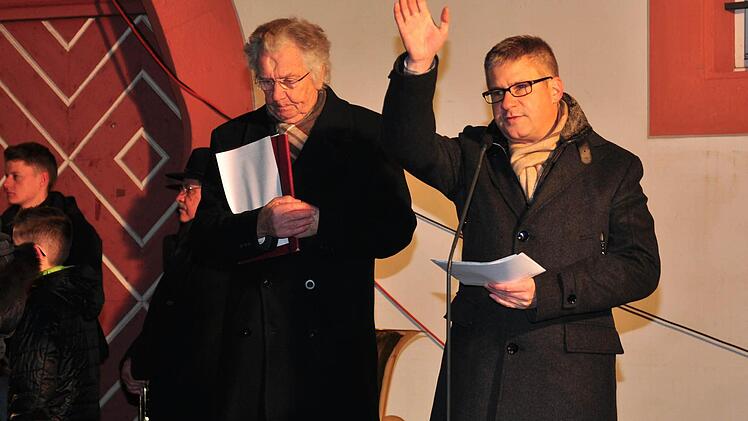 Nach einer kleinen Andacht segnete Pfarrer Stephan Eschenbacher (rechts) alle, die zum Neujahrsempfang der Stadt Haßfurt auf dem Marktplatz gekommen waren. Mit im Bild Oberkirchenrat i. R. Gotthart Preiser, der die Menschen aufforderte, die von Gott anvertraute Zeit gut zu nutzen. Foto: Ulrike Langer
