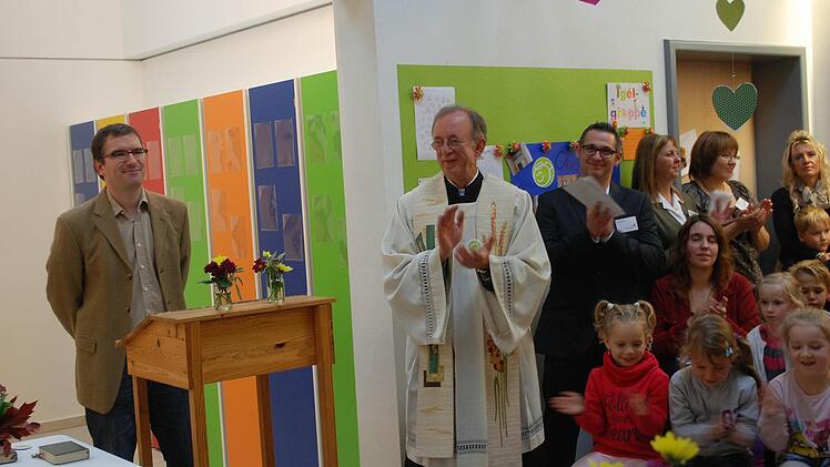 Die kirchliche Weihe vollzog Dekan Hans Roppelt. Links Architekt Thomas Küfner, rechts neben Roppelt Leiter Michael Seck.