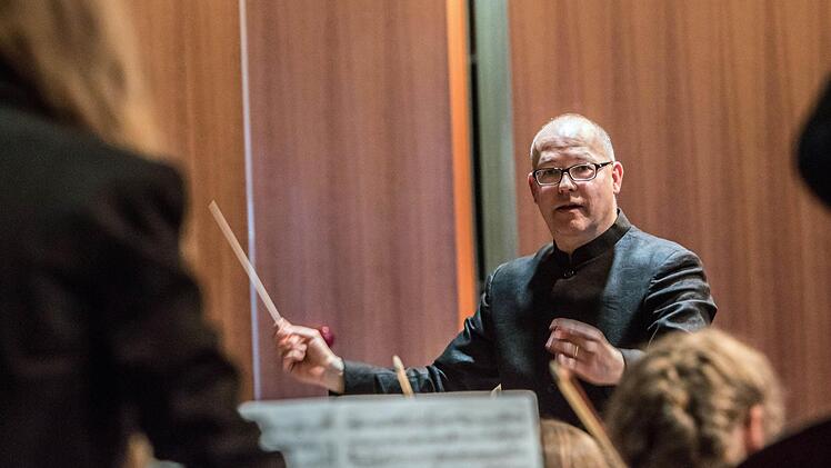 Impressionen vom Oster-Konzert des Jugend-Symphonie-Orchesters Oberfranken im Coburger Kongresshaus: Dirigent Till Fabian WeserFoto: Jochen Berger