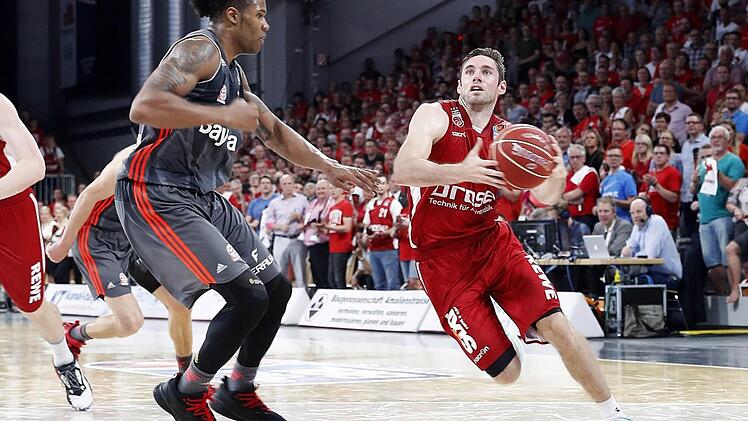 Mit Volldampf zieht Fabien Causeur an Devin Booker vorbei.