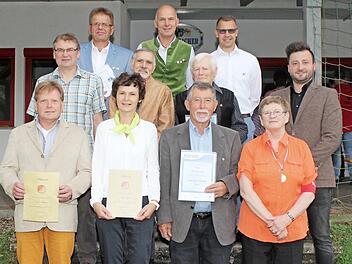 Ehrungen beim VfB (von links): hinten: Peter Leutheußer, Bernd Hofmann, Heiko Schröder, (mittlere Reihe): Volker Weikard, Bruno Tranziska, Gerwin Martin, Vorsitzender Manuel Gruber, (vordere Reihe): Heinz Tranziska, Elke Popp, Lothar Eisentraut, Gisela Tranziska  Foto: C. Höllein