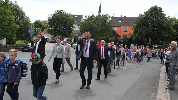 Die Ehregäste im Festzug waren auch gut drauf. Foto: Stephan Stöckel