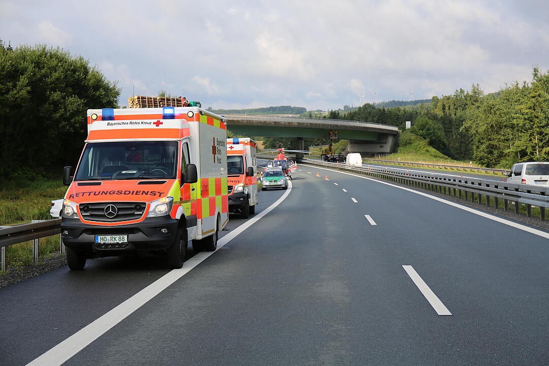 A72 im Kreis Hof: Auto überschlägt sich und landet im Graben