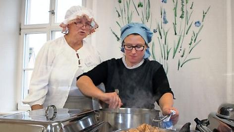 Einen letzten kritischen Blick auf die Vorbereitungen warfen Dekanatsfrauenbeauftragte Traudi Wie&szlig;ler (links) und K&ouml;chin Christina Fallenbacher.
