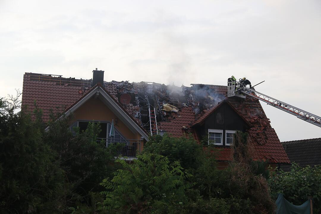 Blitzeinschlag: Dachstuhl geht nach Gewitter in Flammen auf