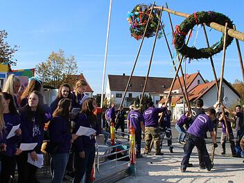 Die Kerwasmadla spornten die Baumaufsteller mit ihren Liedern an.     Foto: Evi Seeger