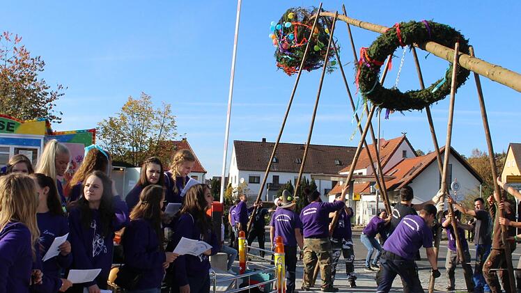 Die Kerwasmadla spornten die Baumaufsteller mit ihren Liedern an.     Foto: Evi Seeger