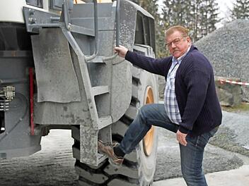 Für Bernhard Odörfer aus Guttenberg ist dieser Winter der letzte, den er im Steinbruch verbringen wird: Nach 45 Jahren geht der Mitarbeiter der Firma Schicker in den wohlverdienten Ruhestand. Fotos: Sonny Adam