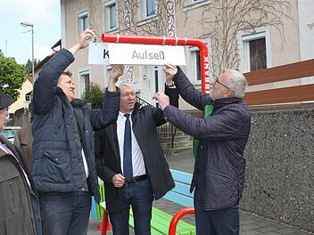 Bringen das Schild an der Mitfahrbank an (von links): Markus Hammrich von der  Regionalentwicklung am Landratsamt Bamberg, Landrat Johann Kalb und Heiligenstadts Bürgermeister Helmut Krämer.Carmen Schwind