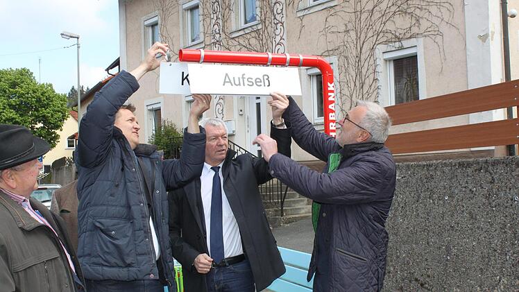 Bringen das Schild an der Mitfahrbank an (von links): Markus Hammrich von der  Regionalentwicklung am Landratsamt Bamberg, Landrat Johann Kalb und Heiligenstadts Bürgermeister Helmut Krämer.Carmen Schwind