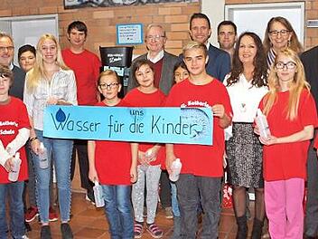 Große Freude herrscht in der St.-Katharina-Schule über den neuen Wasserspender.  Foto: Alfred Thieret