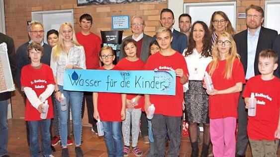 Große Freude herrscht in der St.-Katharina-Schule über den neuen Wasserspender.  Foto: Alfred Thieret
