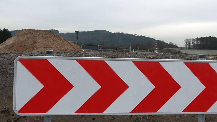 Zum Ende der Woche ist die Verbindung von Haarbrücken  zur Bundesstraße 4 wieder für den Verkehr freigegeben worden. - Foto: Berthold Köhler