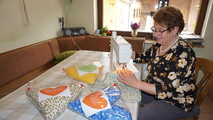 Die Herzkissen  sind Rita Jörg ein wichtige s Anliegen.  Das Bild zeigt sie an ihrer Nähmaschine, beim nähen eines Kissens. Foto: Marion Eckert