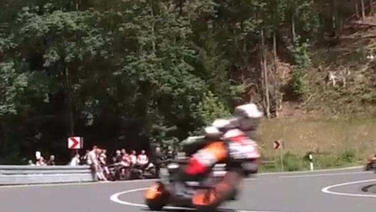 Dutzende Biker waren am Wochenende wieder auf der Strecke unterwegs. Wer nicht fährt, versammelt sich in der "Jubelkurve". Foto: MDR Mediathek
