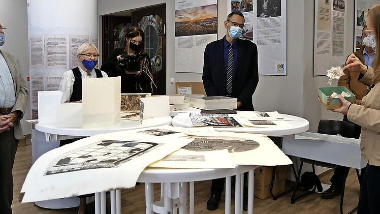 Robert Reiter und Gudrun Zwingelberg besprechen mit Christine Spiller (von links) die Exponate. Dritter Bürgermeister Thomas Nowak (Zweiter von rechts) schaut beeindruckt zu.  Foto: Manja von Nida
