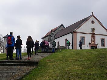 Gebet an der Figur Mit Diakon Kim Sell beteten die zum Maria Ehrenberg gekommenen  Wallfahrer. Foto: Marion Eckert