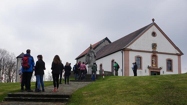 Gebet an der Figur Mit Diakon Kim Sell beteten die zum Maria Ehrenberg gekommenen  Wallfahrer. Foto: Marion Eckert