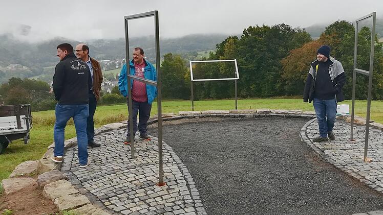 Die Schautafeln an der Streuobstwiese in Riedenberg müssen noch befüllt werden. Foto: Uwe Schmidt