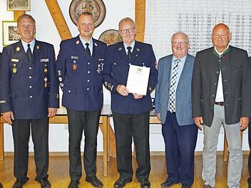 Dritter Kommandant Holger Krautwurst (Mitte) wurde für 40 Jahre Treue geehrt. Mit im Bild (von links) Vorsitzender Norbert Brökelschen, Kreisbrandinspektor Harald Schnappauf, Kommandant Christian Wick, Dritter Kommandant Holger Krautwurst, stellvertretender Bernd Steger, Bürgermeister Peter Ebertsch, und Kreisbrandmeister Harald Meyer