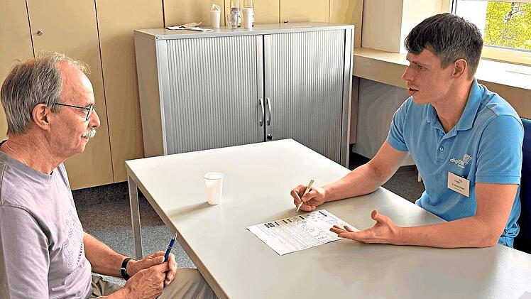 Dr. Nikolas Dietzel, Wissenschaftlicher Mitarbeiter bei digiDEM Bayern, f&uuml;hrt Demenz-Screeningtest durch. Solche Tests werden auch in Bad Kissingen angeboten. Lucas Westermann/digiDEM Bayern