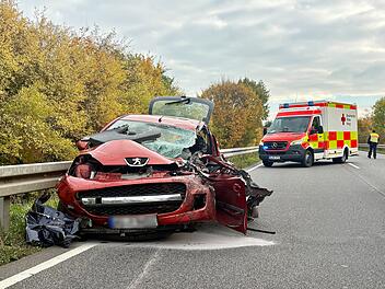 Wagen ger&auml;t beim &Uuml;berholen in Gegenverkehr - Toter bei Unfall auf B13 im Kreis W&uuml;rzburg