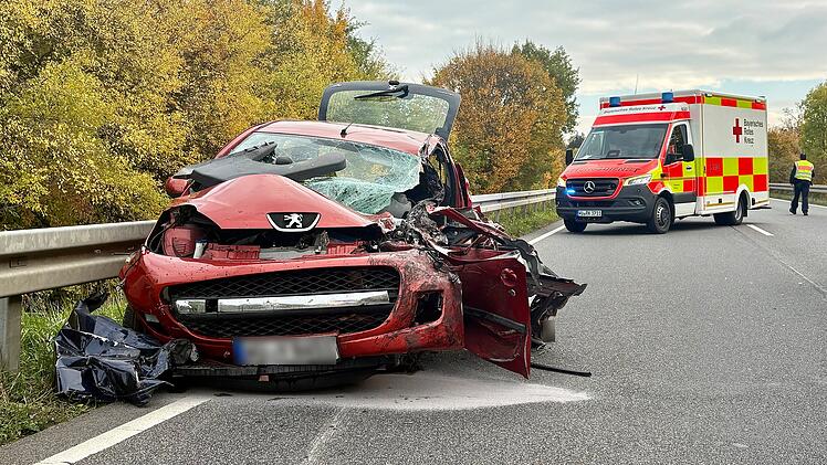 Wagen ger&auml;t beim &Uuml;berholen in Gegenverkehr - Toter bei Unfall auf B13 im Kreis W&uuml;rzburg