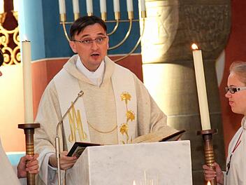 Pfarrer Jaroslaw beim Verkünden des Evangeliums in der Adelsdorfer St.-Stephanus-Kirche  Foto: Johanna Blum