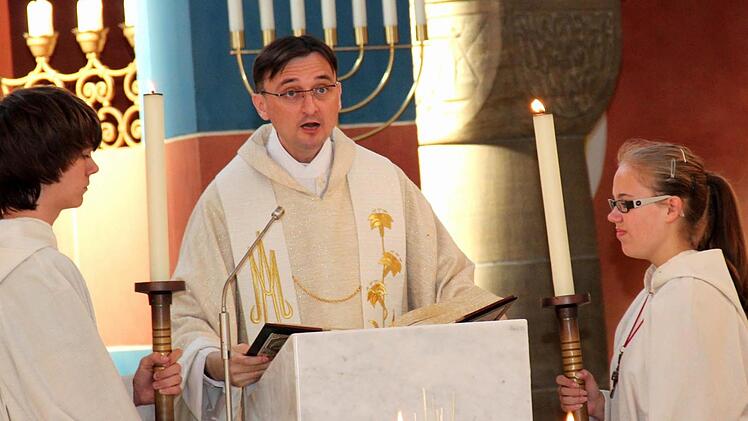 Pfarrer Jaroslaw beim Verkünden des Evangeliums in der Adelsdorfer St.-Stephanus-Kirche  Foto: Johanna Blum