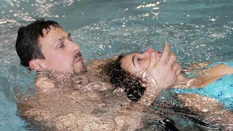 (Der) Ritter nimmt Constanze in den Fesselschleppgriff.